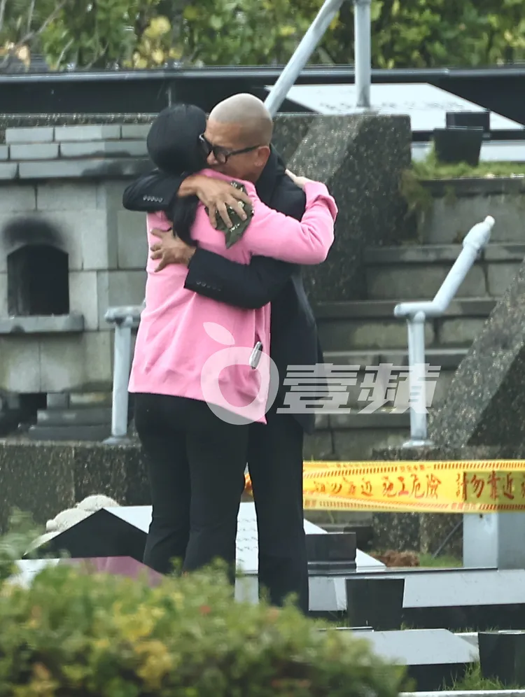 S媽（左）也與女婿具俊曄擁抱互相關心。特勤中心攝