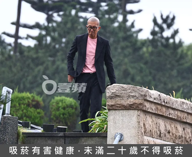 具俊曄走到斜坡上抽菸，沉澱心情。特勤中心攝