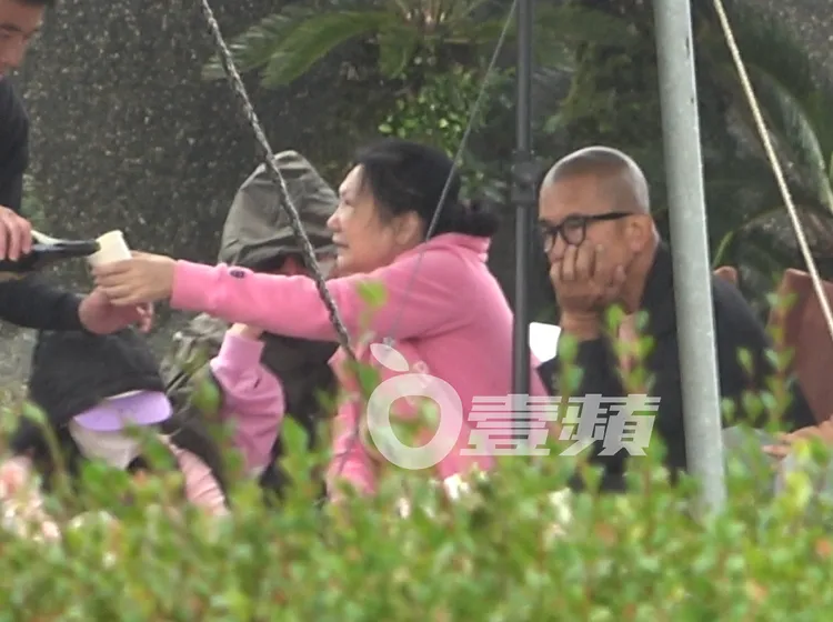 具俊曄（右）托腮看來心事重重。特勤中心攝