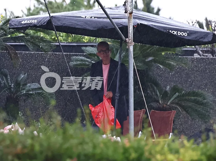 具俊曄獨自整理大S墓園，看來念念不捨。特勤中心攝