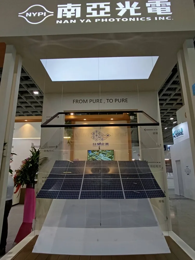 南亞光電參展「2026台灣 國際智慧能源週」，展出廢棄太陽能設施資源再生科技。許麗珍攝