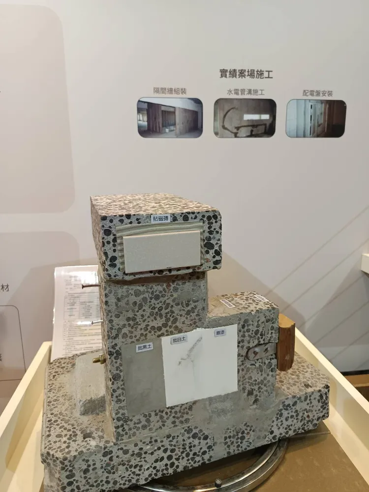 南亞光電表示，玻璃陶粒板牆在實績案場施工，包括隔間牆組裝、水電管溝施工以及配電盤安裝等。許麗珍攝
