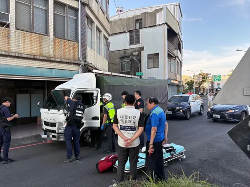 苗栗貨車久停路邊　駕駛趴方向盤叫不醒！報案驚見已死亡