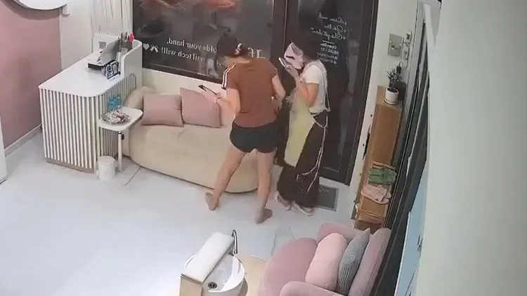 女客人赤腳在店內行走時疑似踩到男子精液。翻攝自X