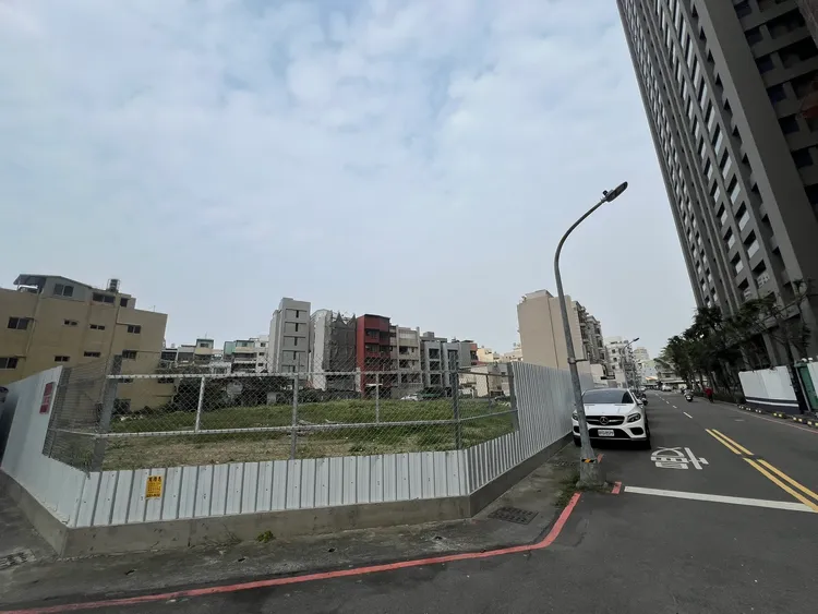 房市下半年交易量能推估將會增加，主因是信用管制讓購屋族進場意願提升。資料照片