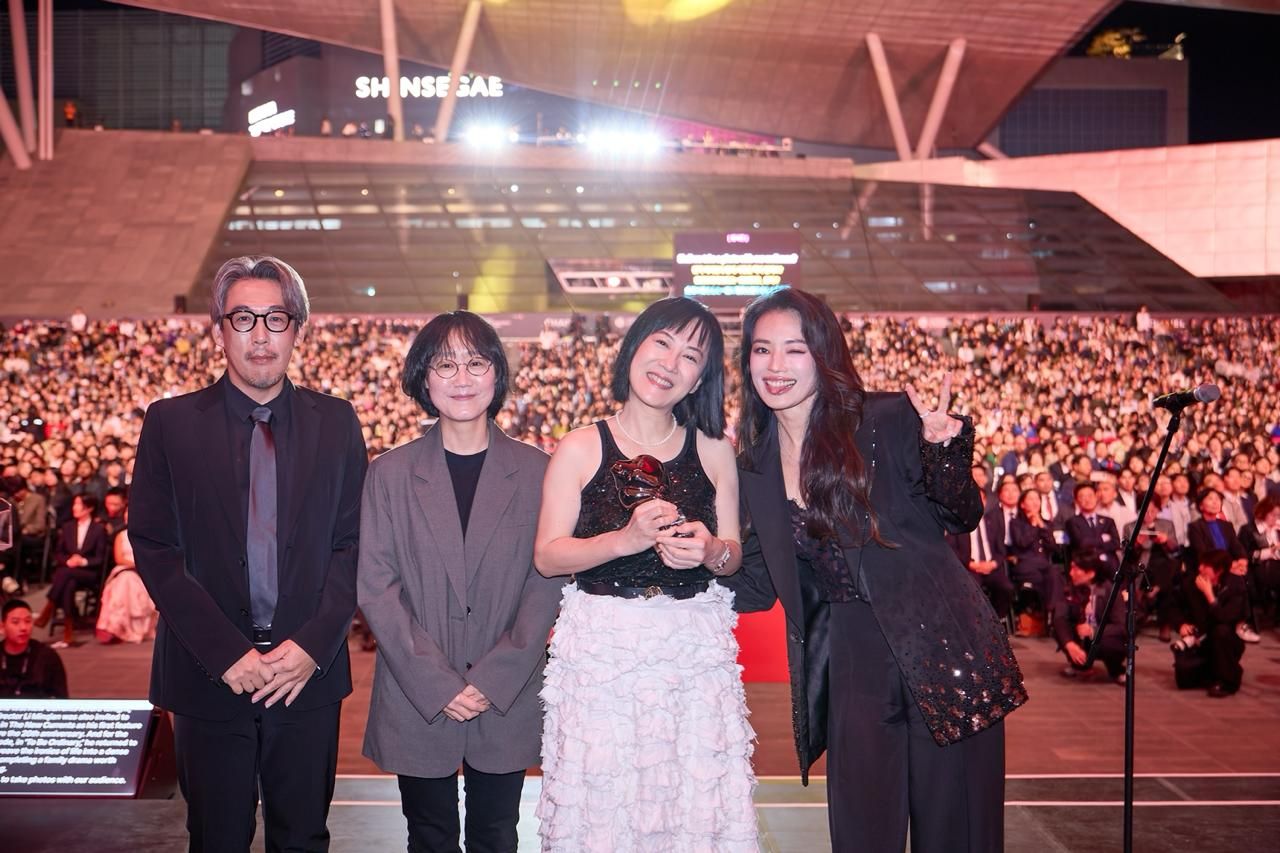 向舒淇討抱成功!李芸嬋奪釜山影展最佳導演 當面喊:想找你演戲