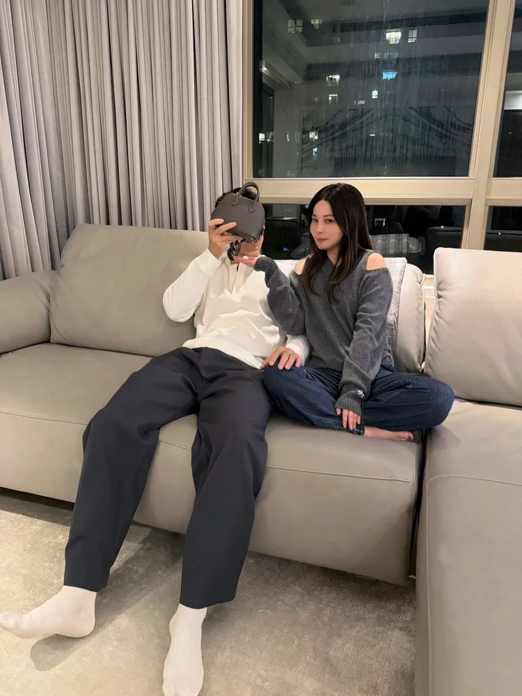 楊秀蓉的「男伴」拿Hermès Mini Bolide遮臉。翻攝楊秀蓉IG