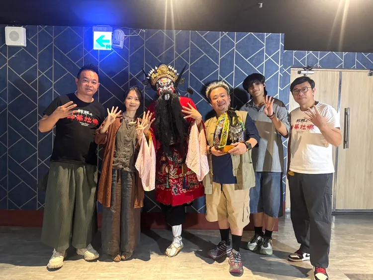 監製鄒介中（左起）、許安植、鍾馗法師陳貫豪、劉國劭、胡語恆、導演廖士涵現身戲院映後。華影提供