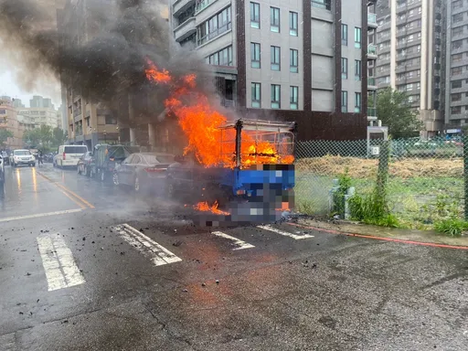八德街頭火燒車！　小貨車後車斗突起火