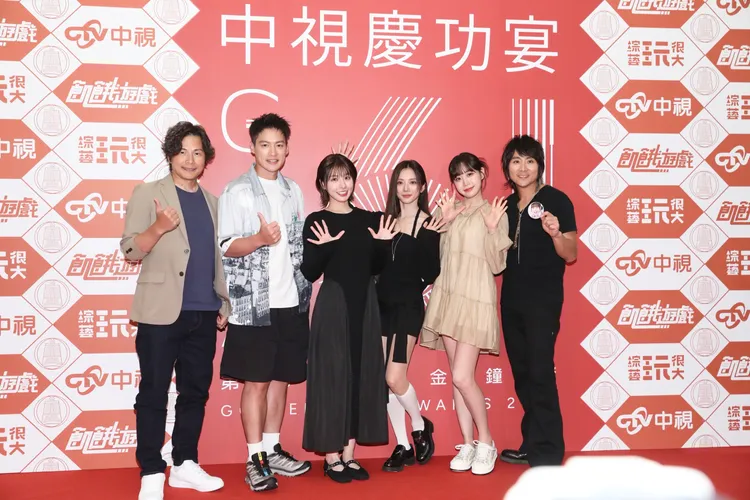 王仁甫（右一）拿著林莎的頭像。攝影中心攝