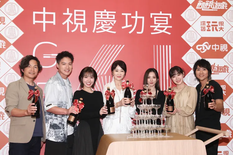 （左起）孫協志、許孟哲、峮峮、盧秀芳、蔡黃汝、邊荷律、王仁甫開紅酒慶祝。攝影中心攝
