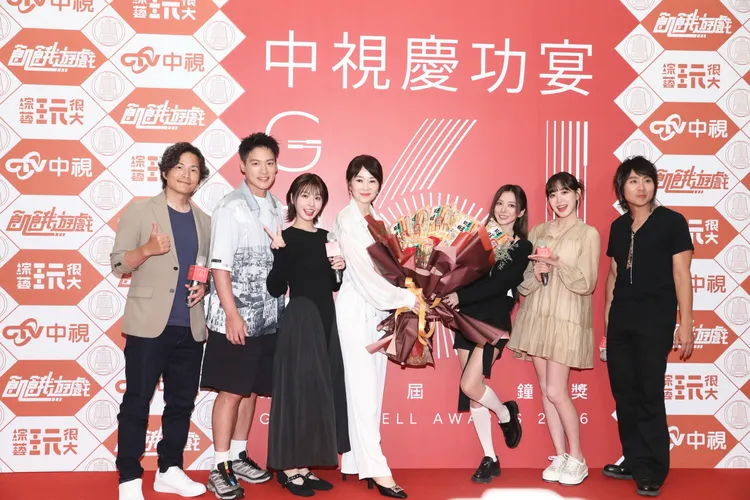 中視董事長盧秀芳（左四）獻旺旺仙貝花束給《飢餓遊戲》主持群。攝影中心攝