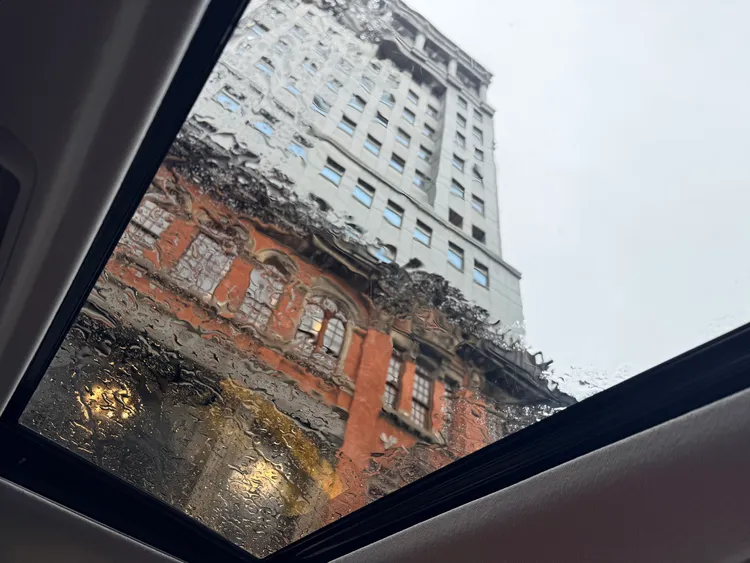 Picanto Cappuccino Edition最重要的配備升級還包含電動前景天窗，背景則是重慶北路與保安街口保留老洋樓立面的改建大樓，是我認為最為鬼斧神工的老樓新蓋案例之一。林浩昇攝