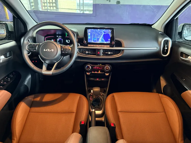 Picanto Cappuccino Edition車內以焦糖棕皮質內裝呼應特仕車命名概念，為小巧座艙增添溫暖氛圍。林浩昇攝
