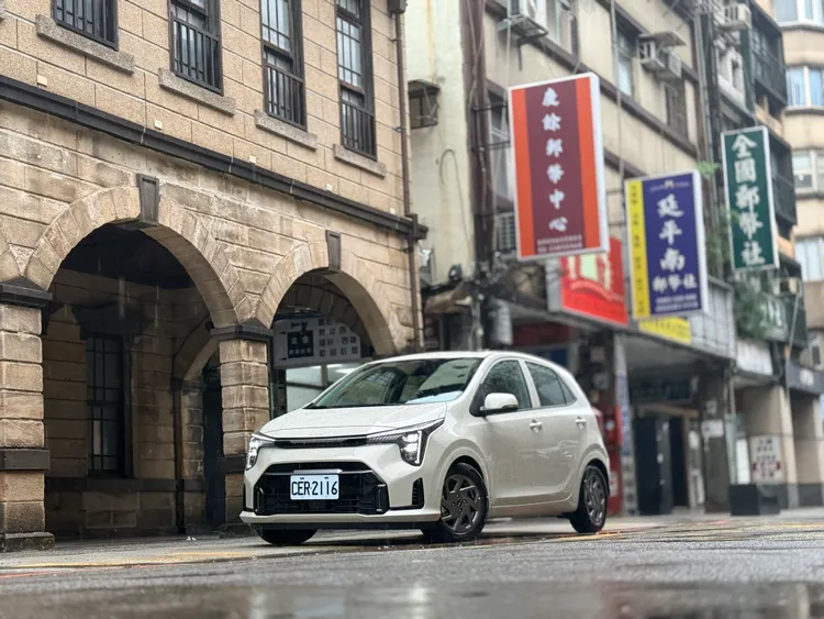 撫臺街洋樓周邊仍可見集郵社等老店，保留台北城早期商業街區的生活氣息，與一旁的歷史建築相映成趣。林浩昇攝