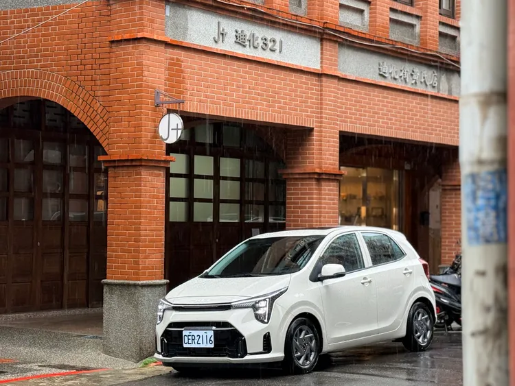 迪化街的老街景與現代Picanto並置，讓不同年代的建築與汽車在同一畫面中交會。林浩昇攝