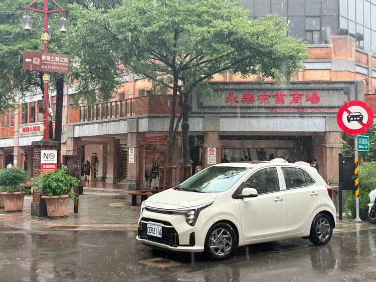 永樂布業商場周邊保留濃厚的大稻埕街區風貌，Picanto則以現代設計融入這片老城景色。林浩昇攝