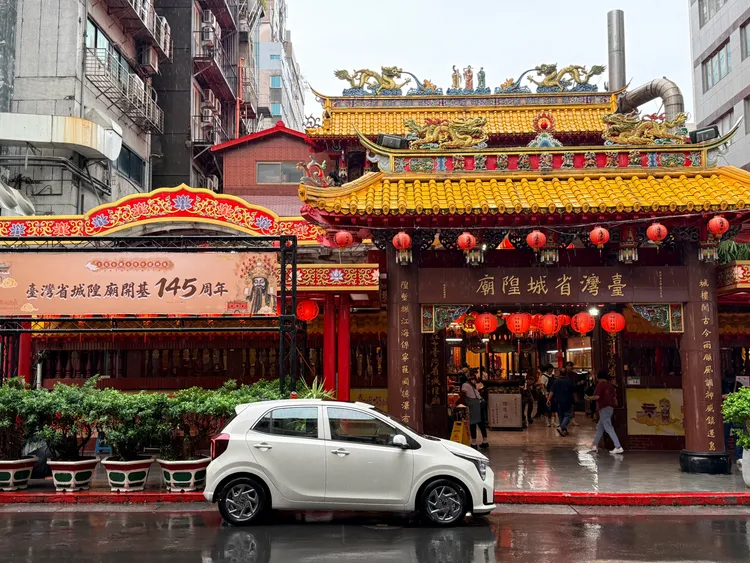 武昌街台灣省城隍廟香火延續至今，周邊街景仍保有老台北的生活氣息，Picanto也在雨中留下與古城交會的畫面。林浩昇攝