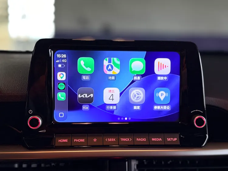 8吋懸浮式中控螢幕支援Apple CarPlay與Android Auto，讓座艙科技感不因車身尺寸而縮水。林浩昇攝