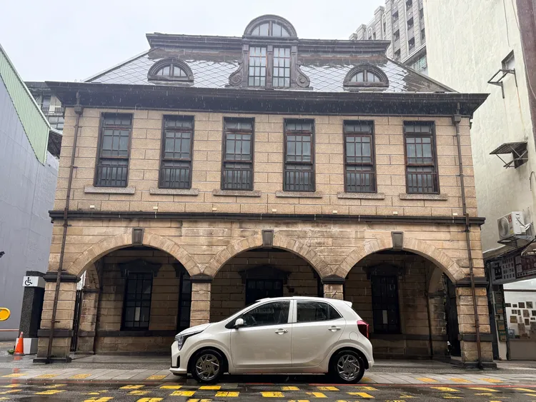 撫臺街洋樓前留下Picanto身影，百年歷史建築與現代都會小車再次形成新舊交會。林浩昇攝