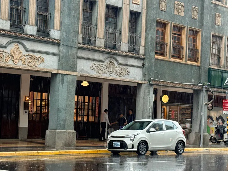 老洋樓、騎樓與現代車輛交錯，是台北街景最迷人的一面，也讓Picanto多了一種不同於一般道路的存在感。林浩昇攝