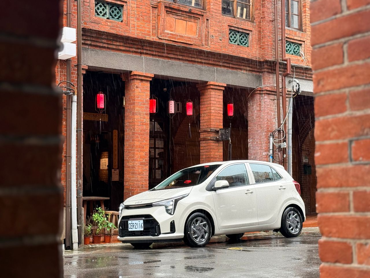 開著Kia Picanto Cappuccino Edition 在大雨裡尋找台北的老記憶