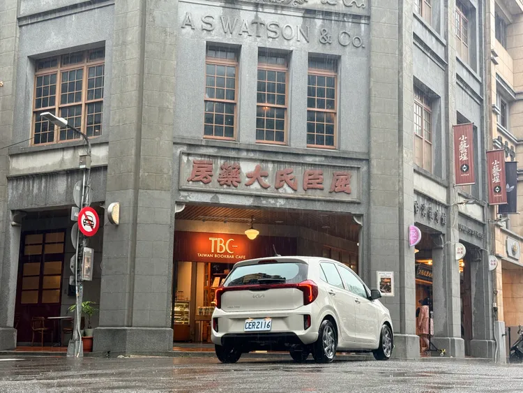 迪化街由老房舍改建的屈臣氏大藥房，見證街區持續變化，也成為Picanto此行的重要取景之一。林浩昇攝