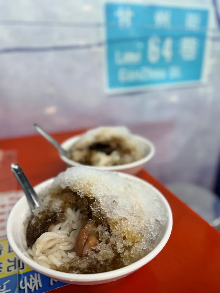 來到大稻埕，除了看老街，也不能錯過在地小吃；一碗「呷二嘴」米苔目冰，成為這趟雨中旅程難忘的一幕。林浩昇攝