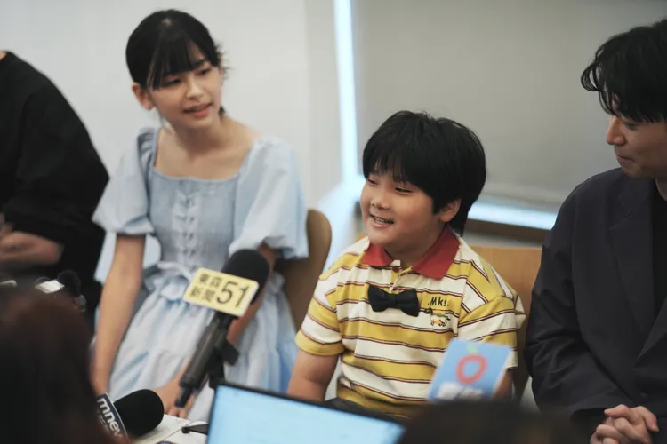張芹瑜（左）戲外是美少女，看著龍步晞耍寶。彭欣偉攝