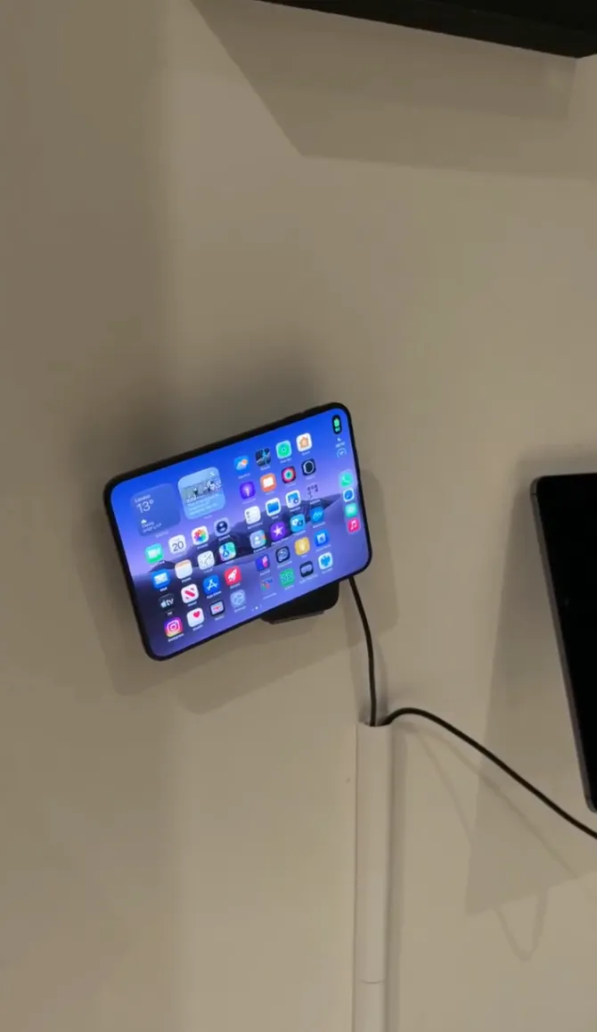 iPhone Duo橫擺會向一邊傾斜。翻攝X @Mrwhosetheboss