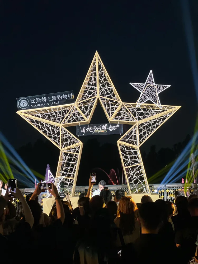 蔡康永上月在上海出席活動，被大批粉絲追捧，如今因捲入政治風波淪為箭靶。翻攝小紅書