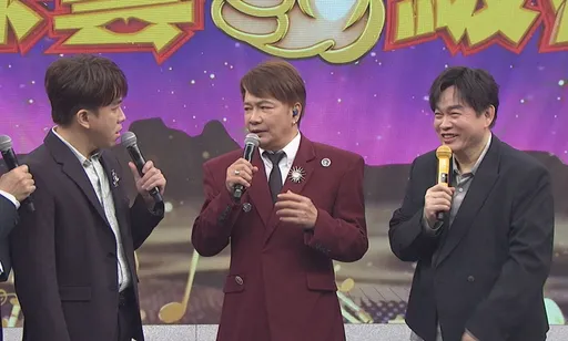 歌王降級成小弟！康康大玩諧音梗　毒舌MV造型像「葬儀社」