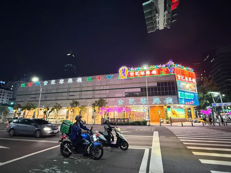 該筆土地屬南高雄指標，位於新灣區正核心且擁有燙金門牌，但土地包括商五與商三分區及未開闢道路，市場評估單坪成交可能上看250萬元。葉家銘攝