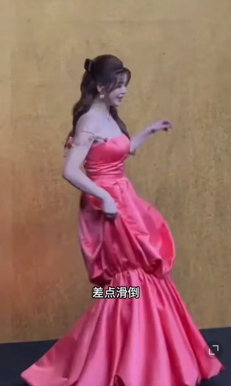 陳妍希差點跌倒。翻攝自微博