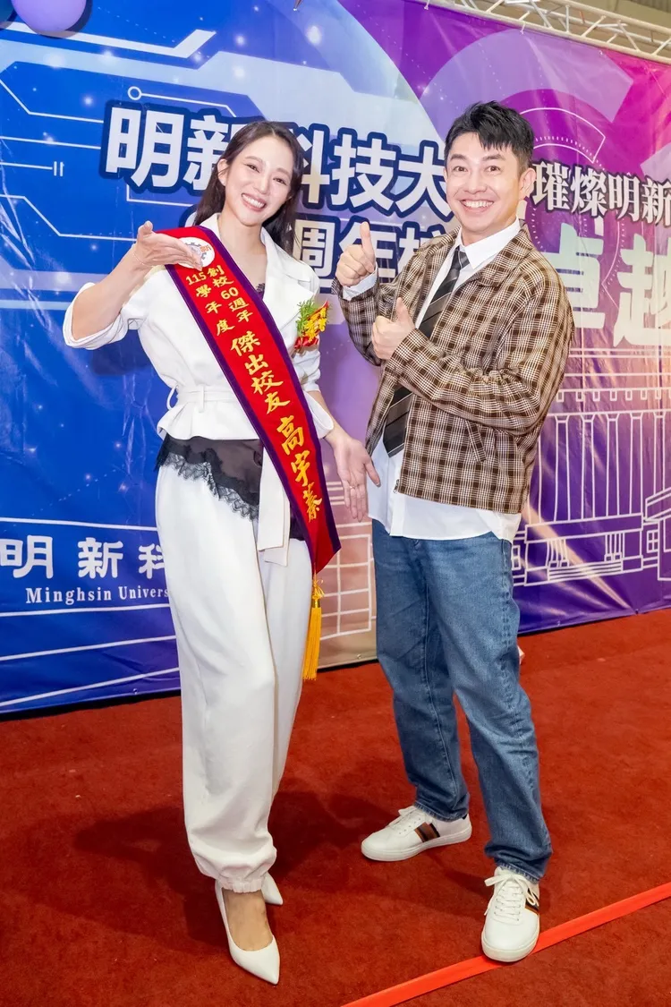 擔任校內三創中心CEO的李明川（右）推薦高宇蓁。明新科大提供