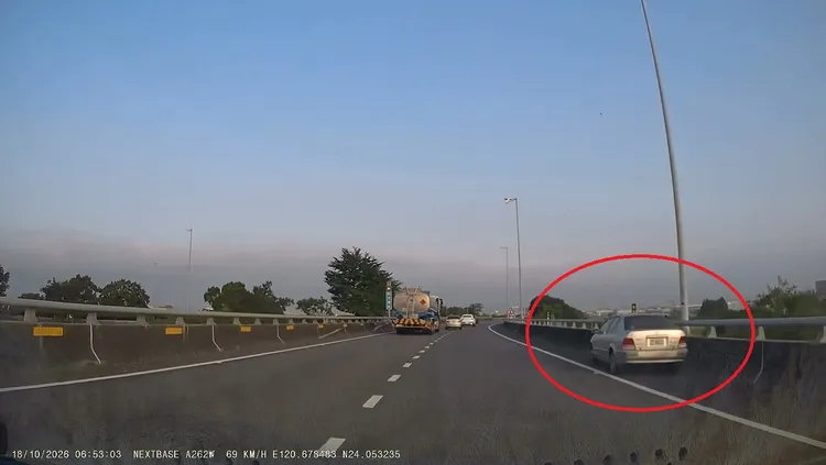 4名男子將轎車停在國道路邊，棄車逃逸。Threads/z2233x提供
