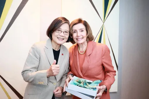蔡英文訪美會晤裴洛西！親贈珊瑚絲巾　她試戴後「這樣說」