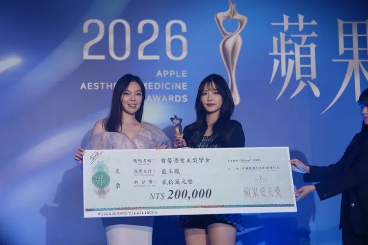 曾馨瑩（左）頒發20萬「曾馨瑩愛美獎學金」給藍玉鳳。攝影中心攝