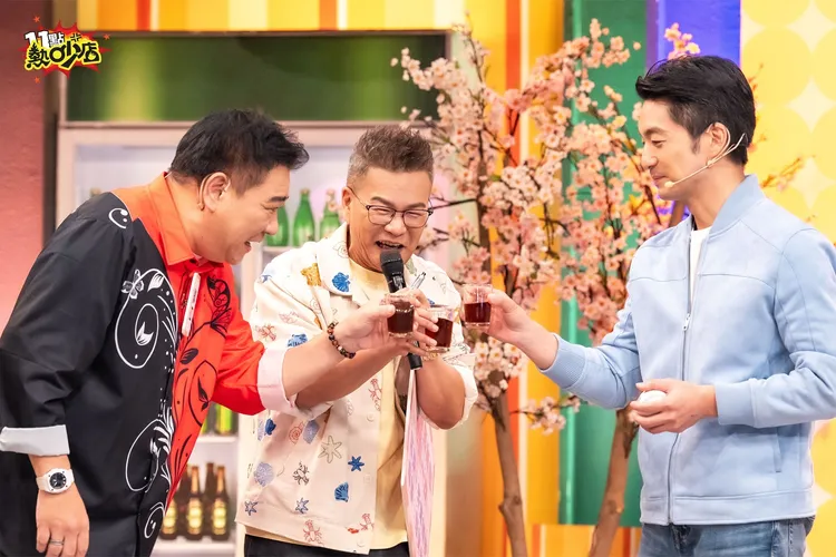 蔣萬安(右一)喝苦茶 體驗台灣綜藝節目的懲罰。TVBS提供