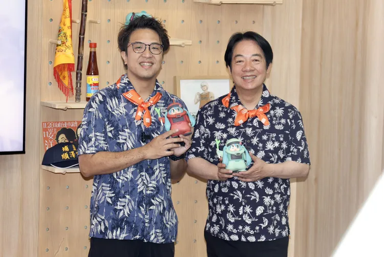 開幕當天站台的黨主席賴清德，甚至拿著初音公仔與他合照。莊宗達攝