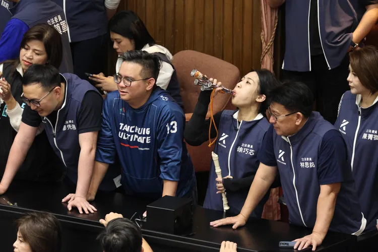 圖為前年藍委徐巧芯化身吟遊詩人，瘋狂在議場內吹氣笛跟笛子。彭欣偉攝