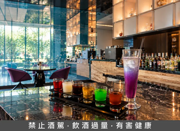 R bar 逸庭推出萬聖節限定「鍊金術師」調酒組合，涵蓋莓果、檸檬、咖啡、蜂蜜果香、薄荷萊姆與花香等風味。賓客可依喜好單獨品飲或將特色 Shot 加入主杯，探索不同的色彩變化與風味組合。業者提供