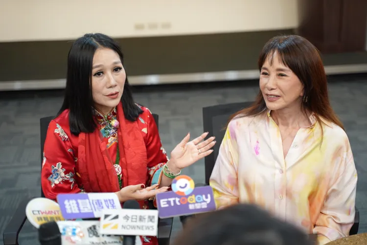 周丹薇（右）也前來力挺胡寶莉畫展。彭欣偉攝