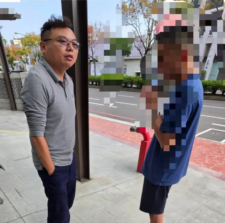 涉案的陳姓男子（右）上午9時許被警方查獲，動機仍待釐清。民眾提供