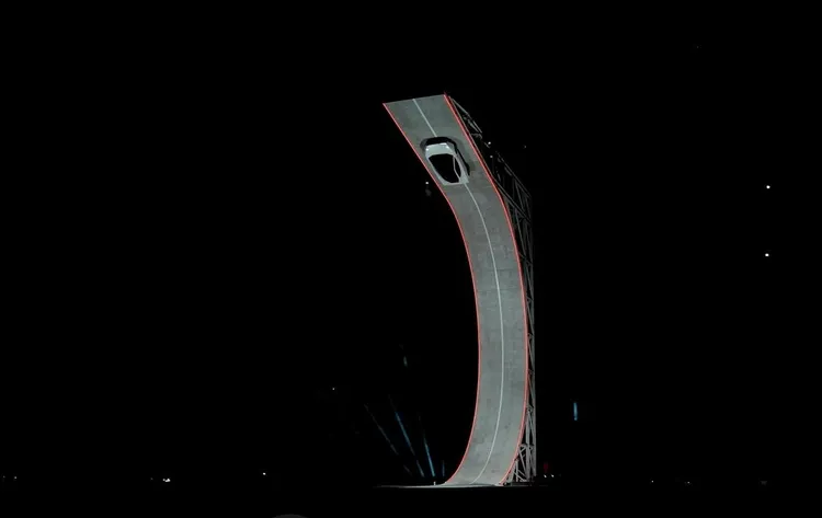 Rocket版Roadster即使倒栽蔥仍緊貼路面行駛。路透