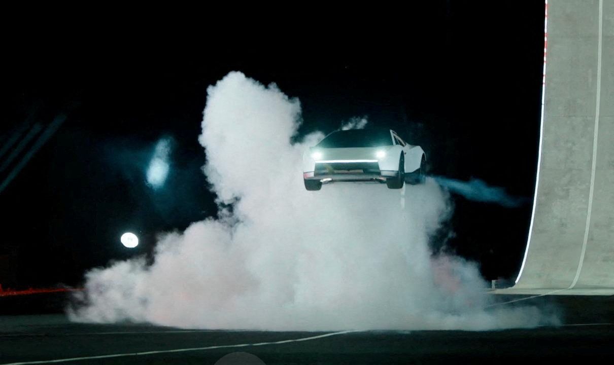 震撼!特斯拉發表「飛天電動跑車」 捧800萬還買不到