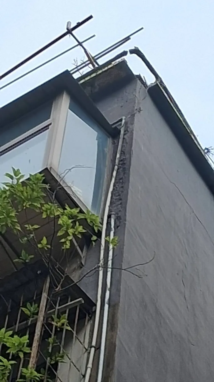 疑建築物老舊造成磁磚料落。翻攝畫面