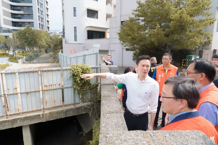 民進黨新竹縣長候選人鄭朝方今（1）日與竹東鎮長郭遠彰偕同立法委員范雲邀集內政部國土管理署等單位，辦理「光武街都市計畫道路開闢拓寬工程」現場會勘。鄭朝方辦公室提供