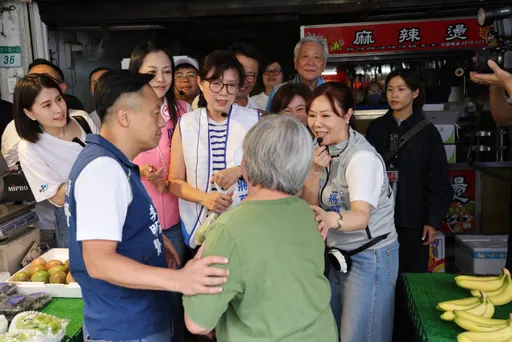 李彥秀陪石舫亘內湖掃街掛彩！綁馬尾被誤認成蔣萬安太太「慘被抓傷手」