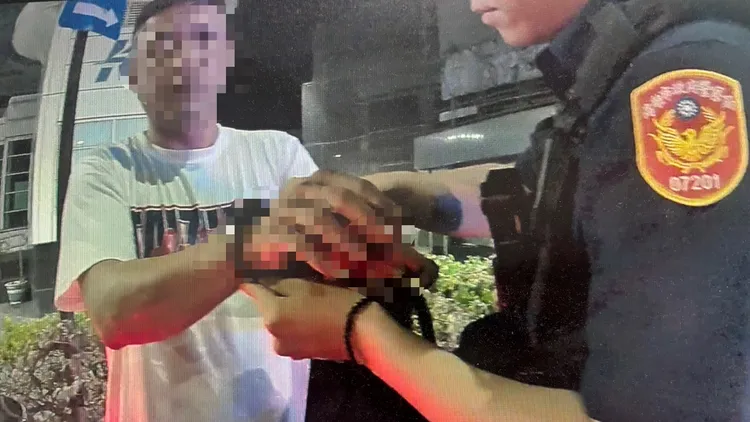 林男車速過快且行車不穩，引起警方注意，攔查發現是酒駕。翻攝畫面